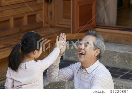 孫娘 笑い ハイファイブ 35220394