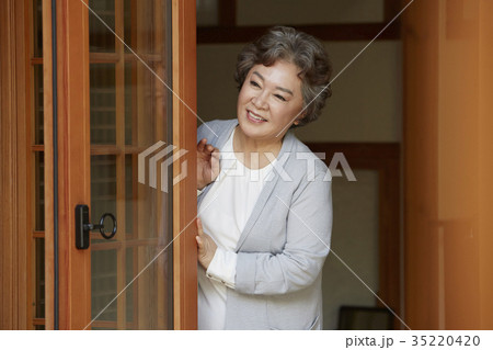 高齢者 老人 笑顔 35220420