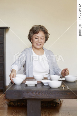 感情 笑顔 微笑 35220432