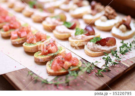 前菜 ピンチョス 立食パーティー レストラン プレート 食べ物 飲食店 魚介 シーフード の写真素材
