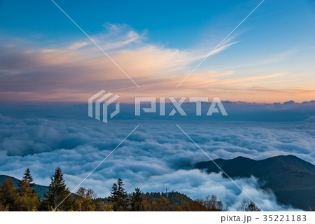 夜明けの美ヶ原高原 雲海を見下ろすの写真素材