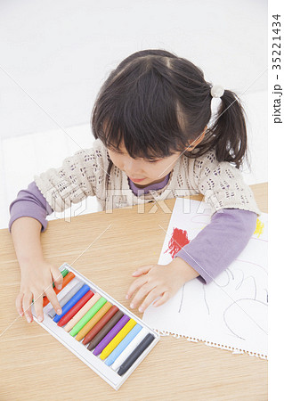クレヨンで絵を描く子供の写真素材