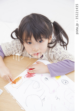 クレヨンで絵を描く子供 クレヨンで絵を描く子供 35221435