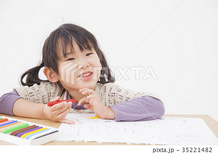 クレヨンで絵を描く子供の写真素材