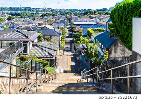 坂の上から眺める住宅街の写真素材