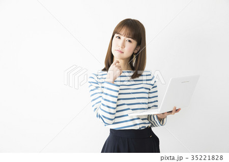 スマートフォンを見る女性 スマートフォンを見る女性 35221828