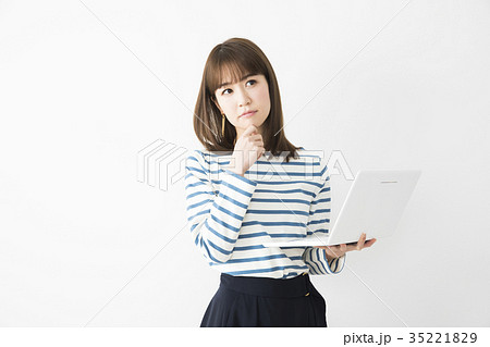 スマートフォンを見る女性 スマートフォンを見る女性 35221829