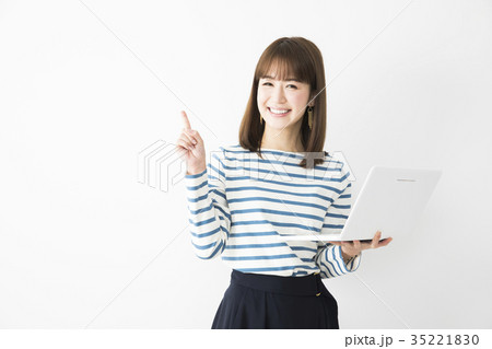 スマートフォンを見る女性 スマートフォンを見る女性 35221830