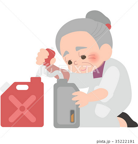 灯油を給油するおばあさん 35222191