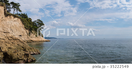 鎌倉・稲村ケ崎からの由比ヶ浜と江ノ島のビーチ風景 35222549