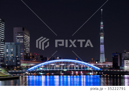 東京 中央大橋から望む 永代橋とスカイツリーの夜景 35222791