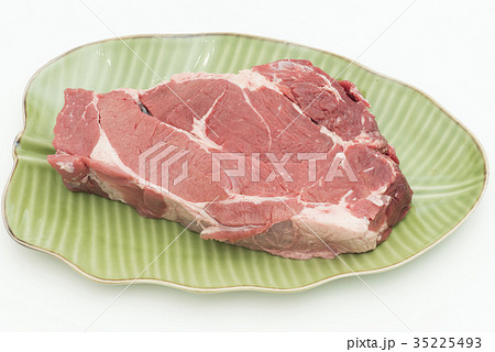生のステーキ用牛肉 生のステーキ用牛肉 35225493
