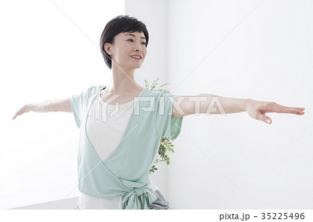 アラフォー女性ヨガイメージ アラフォー女性ヨガイメージ 35225496