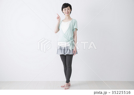 アラフォー女性ヨガイメージ アラフォー女性ヨガイメージ 35225516