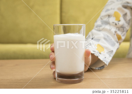 牛乳を飲む女の子手元 牛乳を飲む女の子手元 35225811