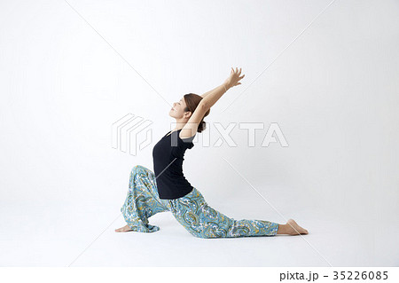 ヨガ アーサナ 三日月のポーズ ヨガ アーサナ 三日月のポーズ 35226085