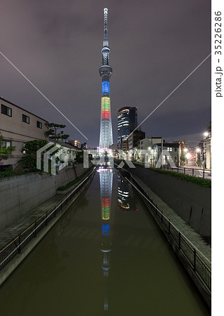 ライティング設備のメンテナンス中の東京スカイツリーと水面に映る鏡像(2017年10月)_パターン3 35226286