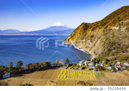 伊豆半島西海岸から見る冬の富士山の写真素材 伊豆半島西海岸から見る冬の富士山の写真素材