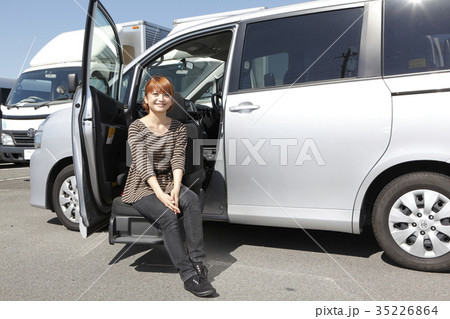 福祉車両と若い女性 35226864