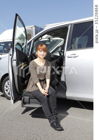 福祉車両と若い女性 35226868