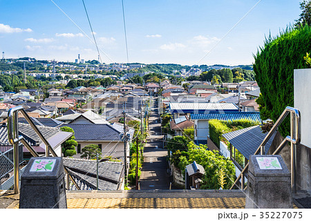 坂の上から眺める住宅街の写真素材