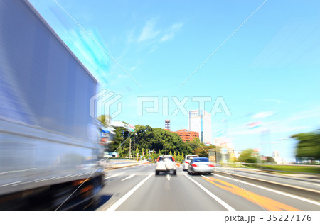 東京の幹線道路を走行するトラックと車 35227176