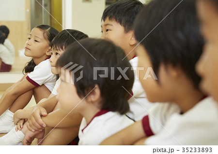 体操教室　指導　話を聞く子供たち 35233893