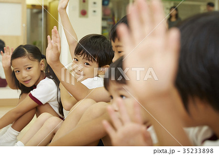 体操教室　指導　話を聞く子供たち 35233898