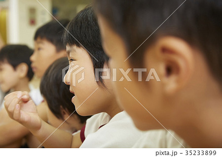 体操教室　指導　話を聞く子供たち 35233899