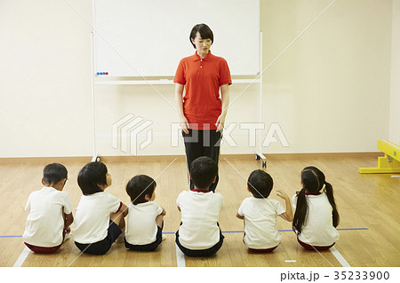 体操教室　指導　話を聞く子供たち 35233900