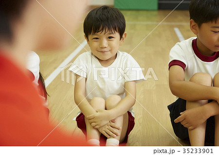体操教室　指導　話を聞く子供たち 35233901