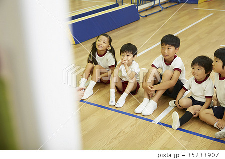 体操教室 指導 話を聞く子供たち 体操教室 指導 話を聞く子供たち 35233907