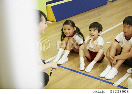 体操教室 指導 話を聞く子供たち 体操教室 指導 話を聞く子供たち 35233908