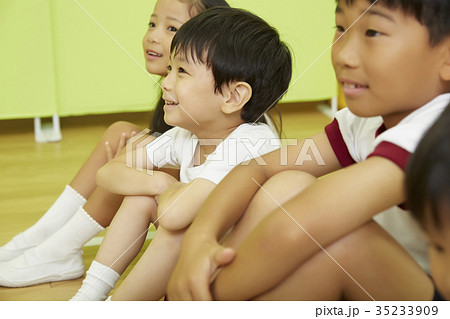 体操教室　指導　話を聞く子供たち 35233909