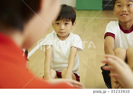 体操教室　指導　話を聞く子供たち 35233910