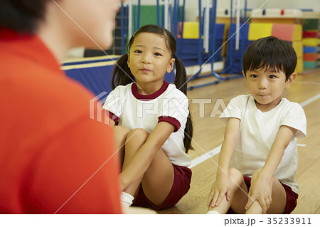 体操教室　指導　話を聞く子供たち 35233911