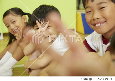 体操教室　体育座り　子供　ポートレート 35233914