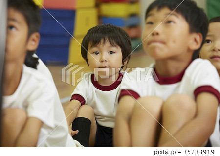 体操教室 指導 話を聞く子供たち 体操教室 指導 話を聞く子供たち 35233919