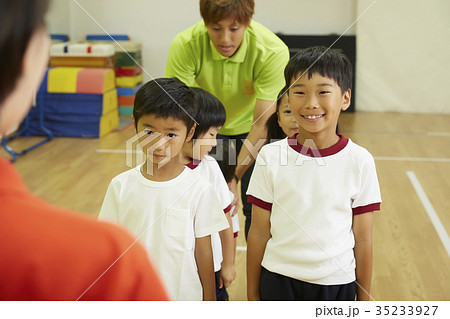 体操教室　指導　整列する子供たち 35233927