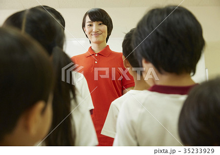 体操教室　指導　整列する子供たち 35233929