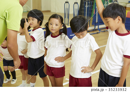 体操教室　指導　整列する子供たち 35233932