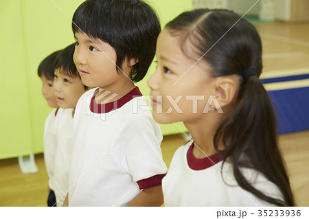 体操教室　指導　整列する子供たち 35233936