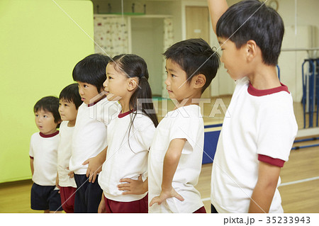 体操教室　指導　整列する子供たち 35233943