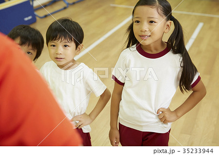 体操教室　指導　整列する子供たち 35233944