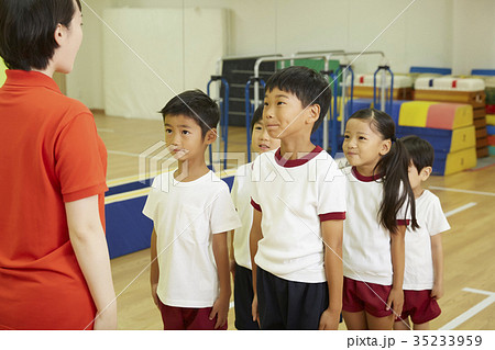 体操教室　指導　整列する子供たち 35233959