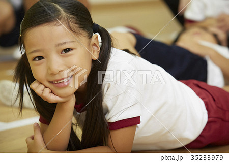 体操教室 女の子 ポートレートの写真素材