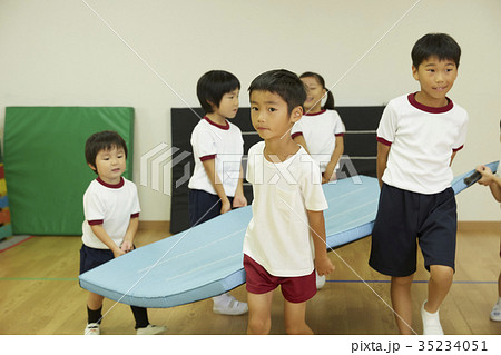 体操教室　マット運動　準備をする子供たち 35234051