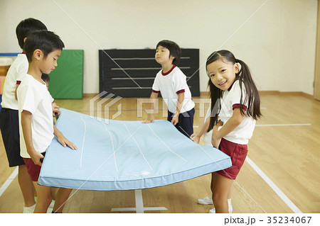 体操教室　マット運動　準備をする子供たち 35234067