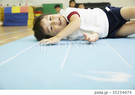 体操教室 マット運動をする子供たち 体操教室 マット運動をする子供たち 35234074