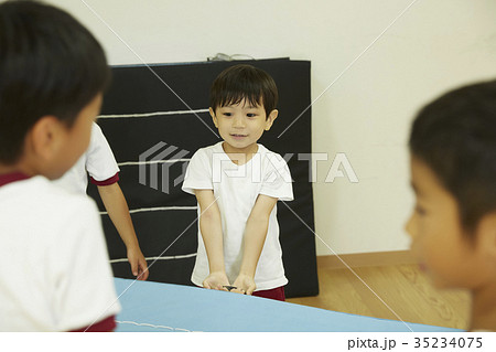 体操教室　マット運動　準備をする子供たち 35234075